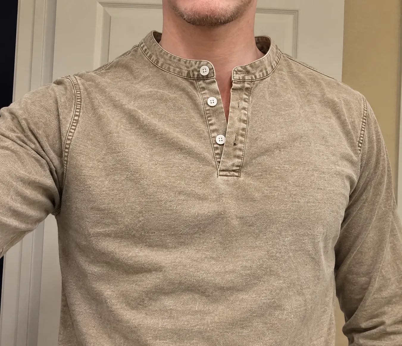 files/Selfie_no_espelho_com_camisa_henley_bege_envelhecida-otimizada.webp